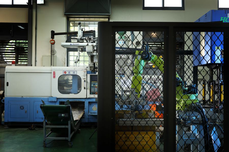PLASTIC INJECTION MOLDING