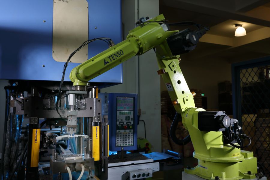 PLASTIC INJECTION MOLDING